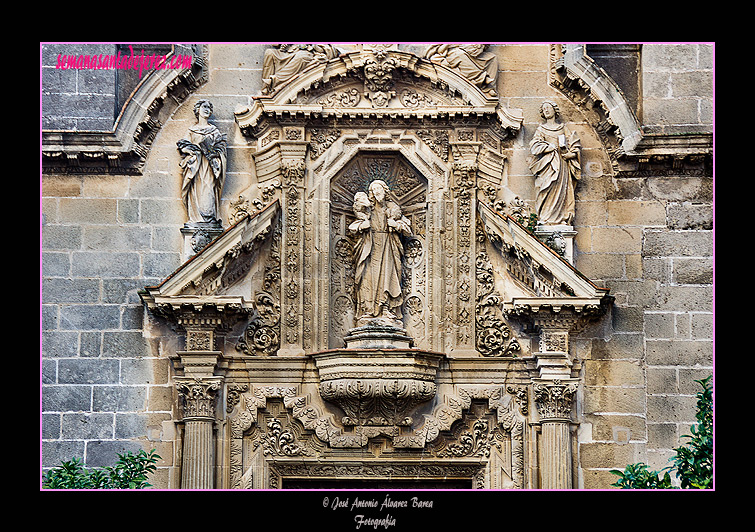 Frontón de la portada exterior de la Capilla del Sagrario de la Iglesia Parroquial de San Miguel