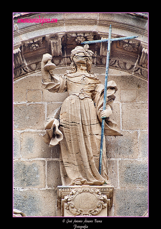 Alegoría de la Fé (Portada exterior de la Capilla del Sagrario de la Iglesia Parroquial de San Miguel)