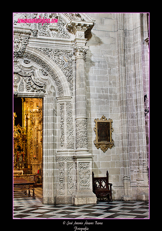 Columna corintia de la portada interior de la Capilla del Sagrario (Iglesia de San Miguel)