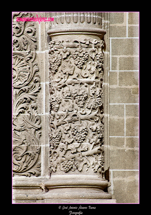 Tercio inferior diferenciado de las columnas corintias de la portada interior de la Capilla del Sagrario (Iglesia de San Miguel)