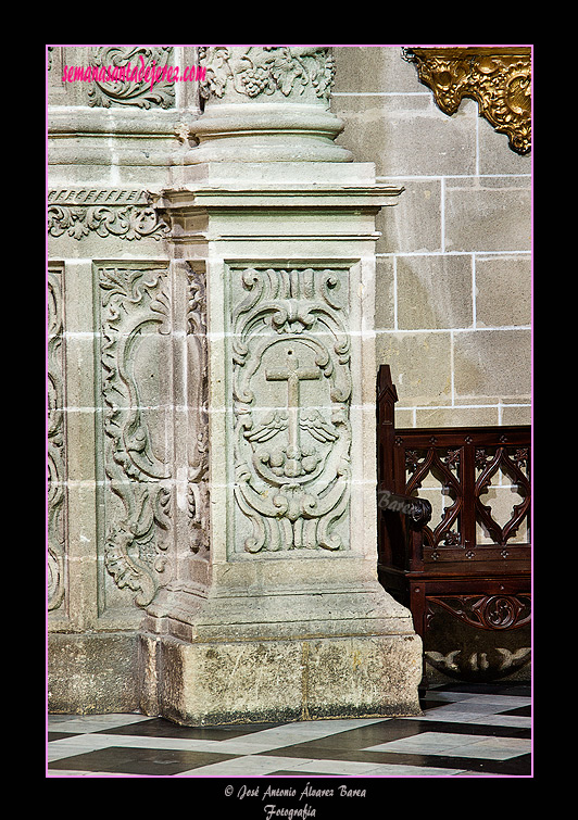 Basamento de las columnas corintias de la portada interior de la Capilla del Sagrario (Iglesia de San Miguel)