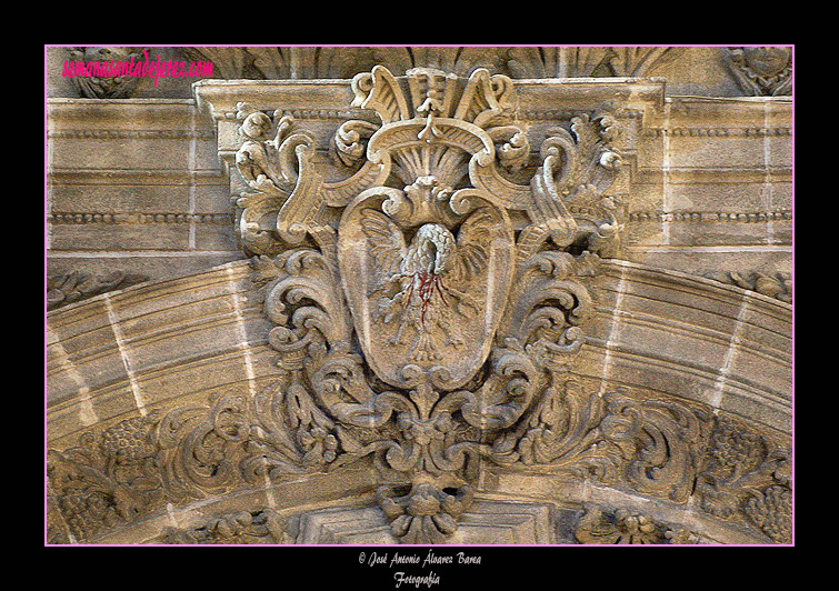 Pelícano eucarístico en la clave del arco de la portada interior de la Capilla del Sagrario (Iglesia de San Miguel)
