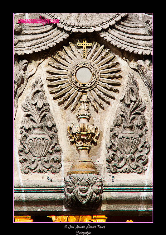 Custodia sobre el dintel de la portada interior de la Capilla del Sagrario (Iglesia de San Miguel)