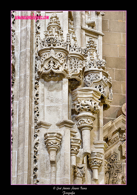 Decoración de un pilar del crucero de la nave central de la Iglesia de San Miguel