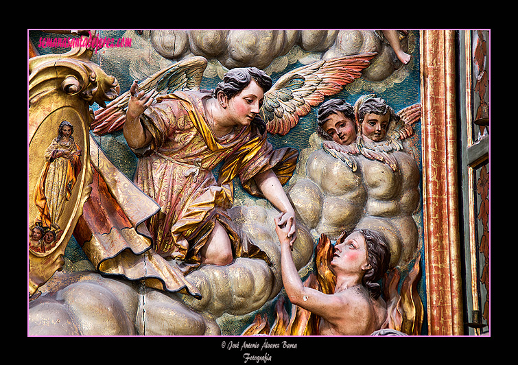 Detalle de un ángel salvando a una de las ánimas del Purgatorio (Retablo de Ánimas - Iglesia de San Miguel)