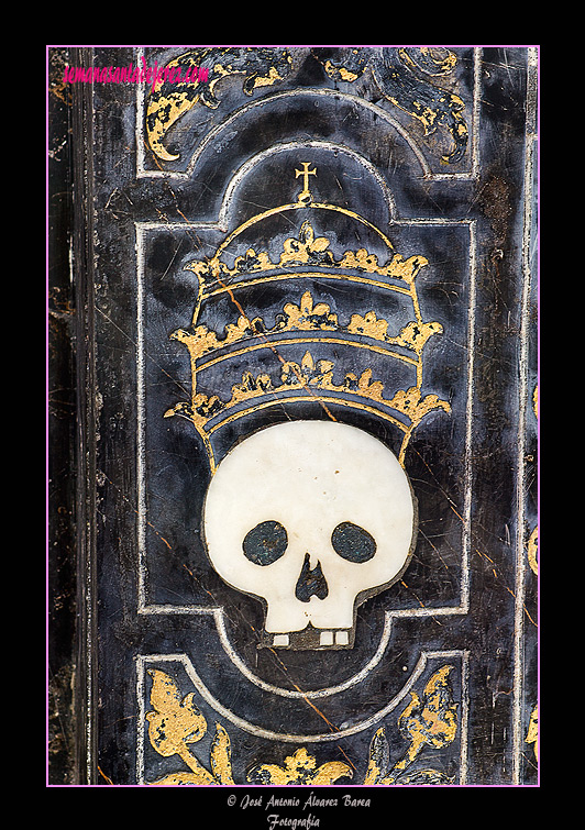 Cráneo con tiara en la mesa del Retablo de Ánimas (Iglesia de San Miguel)