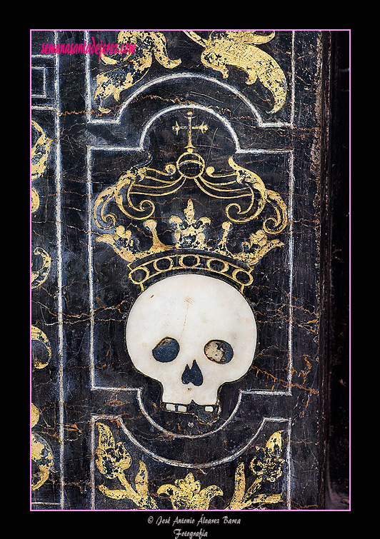 Cráneo con corona real en la mesa del Retablo de Ánimas (Iglesia de San Miguel)