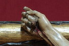 Detalle de la mano izquierda del Santo Crucifijo de la Salud