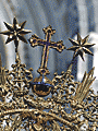 Cruz de amatista en la r&aacute;faga de la Corona de Mar&iacute;a Sant&iacute;sima de la Encarnaci&oacute;n