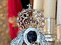 Detalle de la coronita de oro de la Virgen de la Merced en el paso de palio de M.Stma.de la Encarnación