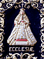Imagen de la Virgen de los Reyes , en el Estandarte Mater Eccesiae de la Hermandad del Santo Crucifijo de la Salud