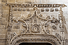 Moldura que corona la entrada de la Capilla Bautismal (Iglesia de San Miguel)