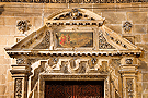 Baquetón y frontón de las portadas laterales de la Capilla del Sagrario (Iglesia de San Miguel)