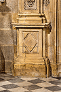 Basamento de las pilastras de las portadas laterales de la Capilla del Sagrario (Iglesia de San Miguel)