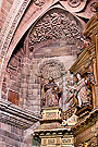 El Retablo Mayor antiguo tallado en la piedra puede verse en el ático del Retablo Mayor de la Iglesia de San Miguel