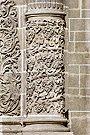 Tercio inferior diferenciado de las columnas corintias de la portada interior de la Capilla del Sagrario (Iglesia de San Miguel)