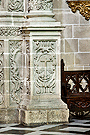 Basamento de las columnas corintias de la portada interior de la Capilla del Sagrario (Iglesia de San Miguel)