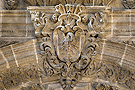 Pelícano eucarísto en la clave del arco de la portada interior de la Capilla del Sagrario (Iglesia de San Miguel)