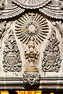 Custodia sobre el dintel de la portada interior de la Capilla del Sagrario (Iglesia de San Miguel)