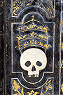 Cráneo con tiara en la mesa del Retablo de Ánimas (Iglesia de San Miguel)