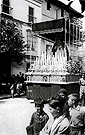 La Virgen de la Esperanza se encamina a San Francisco , al mediodia del 13 de Abril de 1952, al inicio de la Corredera. Ha desaparecido todo: el Café El Bombo, la barbería de Castrelo, "El Centro", el comercio de instalaciones de D. José Soto, y los balcones de madera y tejado, que los cubría (Foto: Fernando García Sauci)