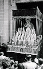Entrada de la Virgen de la Esperanza el 13 de Abril de 1952. Los respiraderos, que muy pronto fueron sustituidos, tenian en las esquinas, como hornacinas, la ventana del palacio de Ponce de León (Foto: Fernando García Sauci)