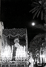 Paso de Palio Maria Santisima de la Esperanza por la Plaza Arenal camino de su sede la Real Iglesia Conventual de San Francisco. Años 80 del siglo XX (Foto: Diego Romero)