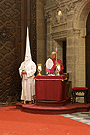 Nazareno de la Hermandad de las Cinco Llagas en la presidencia de la Catedral