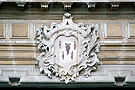 Escudo en la portada principal del Convento de San Francisco