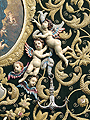 Detalle de angelitos sosteniendo un ancla en el Simpecado de la Hermandad de la Yedra