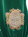 Escudo sobre el antifaz de los nazarenos de la Hermandad de la Yedra