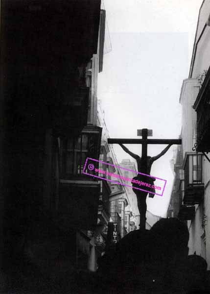 El Cristo de la Buena Muerte por la calle Francos, el año de su primera estación de penitencia: 1959