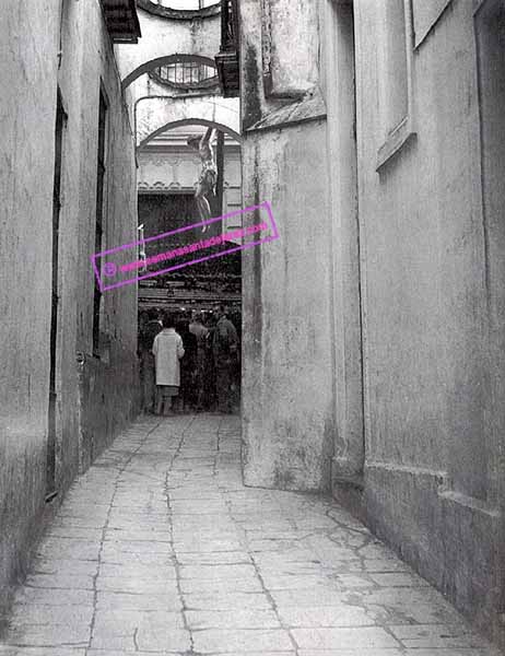 La Hermandad del Santísimo Cristo de la Buena Muerte a su paso por Calle Francos, foto tomada desde una callejuela en el año 1959. Por aquel entonces la Cofradia pasaba por la parte peatonal de dicha calle (Foto: Hermandad de la Buena Muerte)