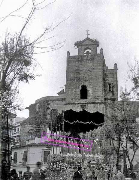 Primera Estación de Penitencia de María Santísima del Dulce Nombre, en 1967, a su paso por la Plaza Plateros (Foto: Diego Romero)