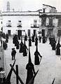 Primera estación de penitencia de la Hermandad con el Cristo de la Buena Muerte por la Plaza Peones. Año 1959.