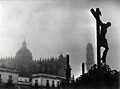 El Paso del Cristo de la Buena Muerte a principios de los 60. Al fondo. la Colegial entre nieblas.