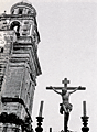 Años 70. El Santisimo Cristo de la Buena Muerte junto a la torre de su antigua sede, la Iglesia de la Victoria (Foto: Diego Romero)
