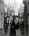 Año 1967. Primera Salida procesional de María Santísima del Dulce Nombre por la Plaza Plateros camino de su sede (Foto: Diego Romero)