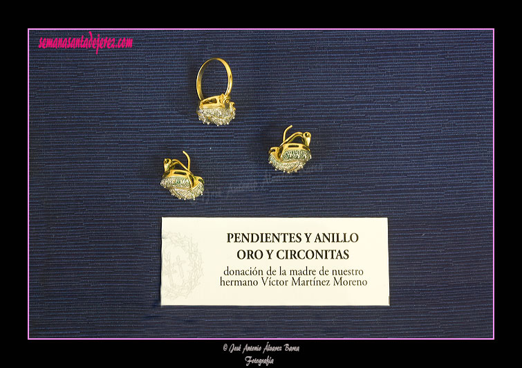 Pendientes y anillo de oro y circonitas, donación de la madre del hermano Víctor Martínez Moreno