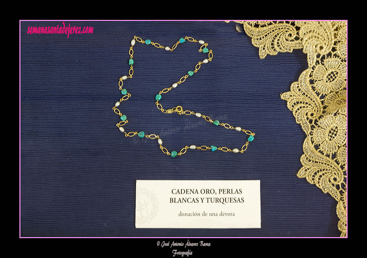 Cadena de oro, perlas blancas y turquesas, donación de una devota
