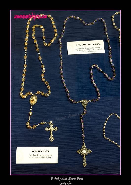 Izquierda: Rosario de plata: Cristal de Rumanía, donación de la hermana Maribel Toro. Derecha: Rosario de plata y cristal, donación de las familias Bellido, Fernández, Lupión y Salado, comprado en Roma (Vaticano)