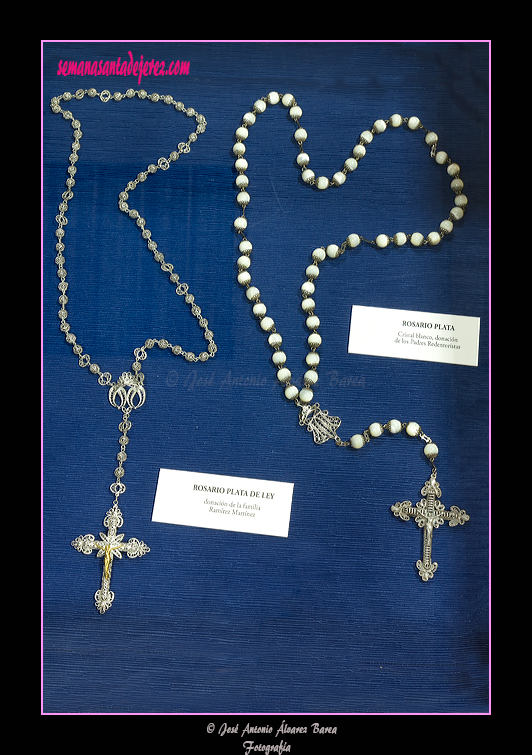 Izquierda: Rosario de plata de ley, donación de la familia Ramírez Martínez. Derecha: Rosario de plata, cristal blanco, donación de los Padres Redentoristas.