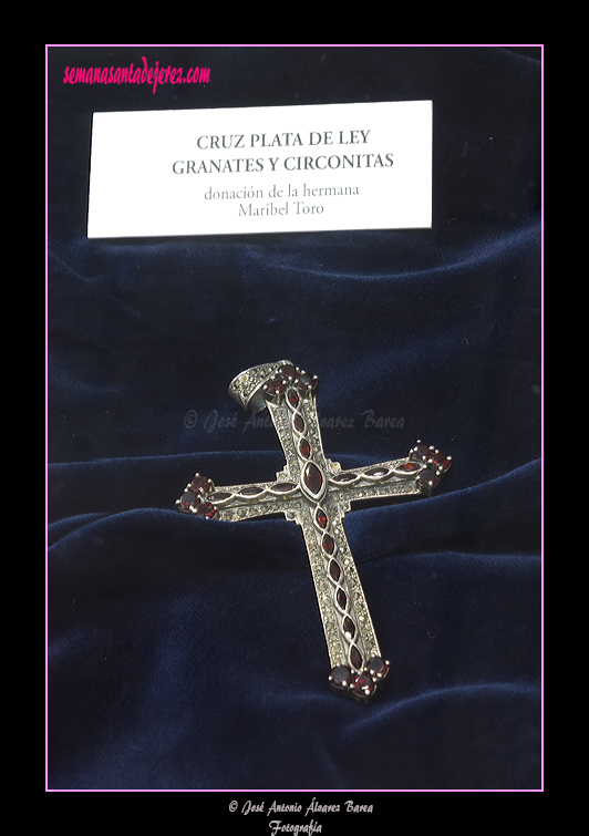 Cruz de plata de ley, granates y circonitas, donación de la hermana Maribel Toro