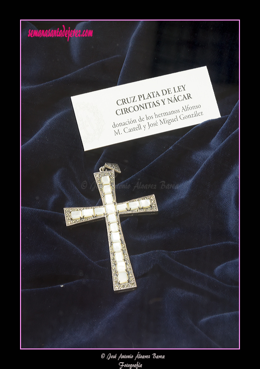 Cruz de plata de ley, circonitas y nácar, donación de los hermanos Alfonso M. Castell y José Miguel González