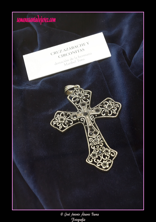 Cruz de azabache y circonitas y nácar, donación de la hermana Maribel Toro