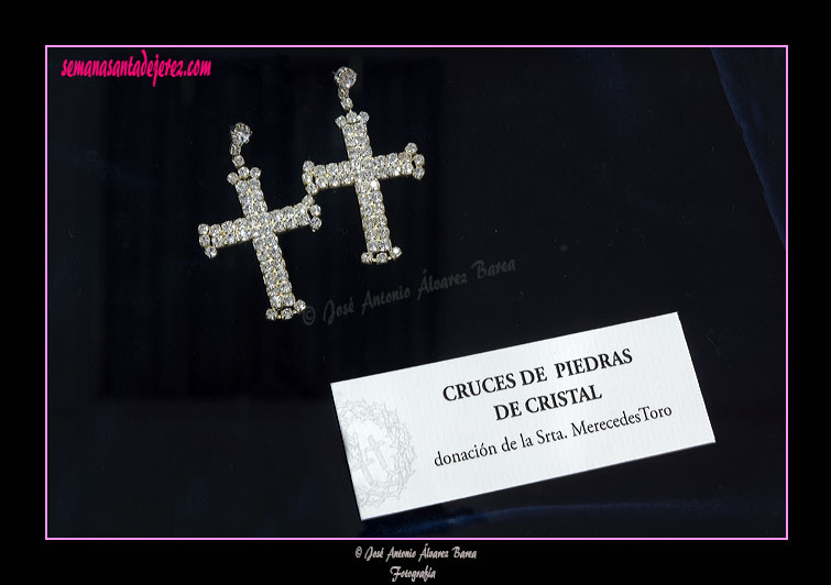 Cruces de piedras de cristal, donación de la Srta. Mercedes Toro