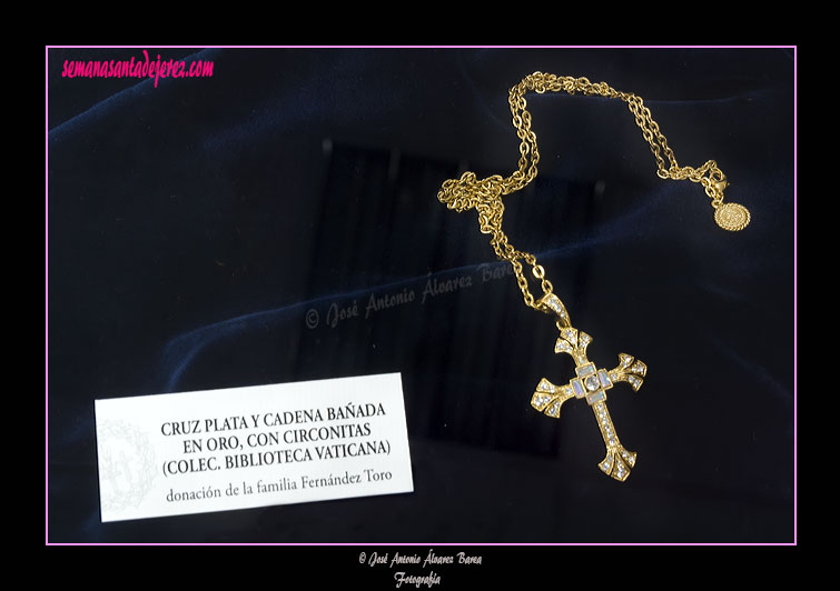 Cruz de plata y cadena bañada en oro con circonitas (Colección Biblioteca Vaticana), donación de la familia Fernández Toro