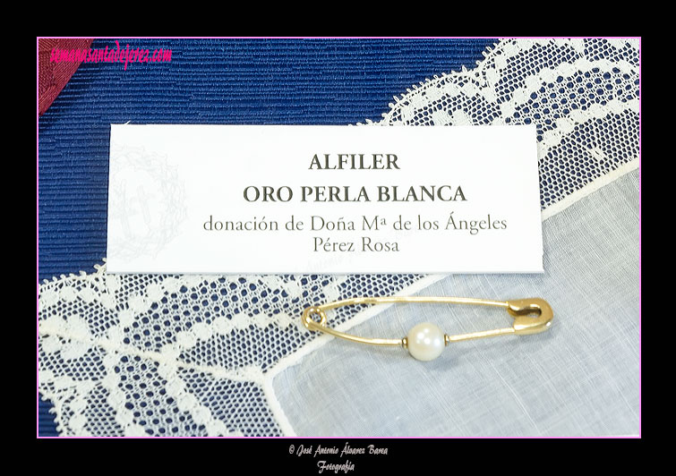 Alfiler de oro y perla blanca, donación de Doña Mª de los Ángeles Pérez Rosa