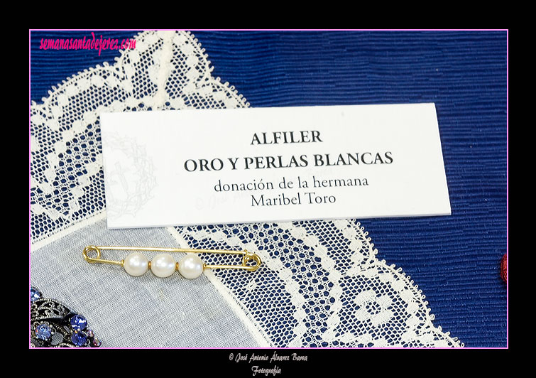 Alfiler de oro y perlas blancas, donación de la hermana Maribel Toro