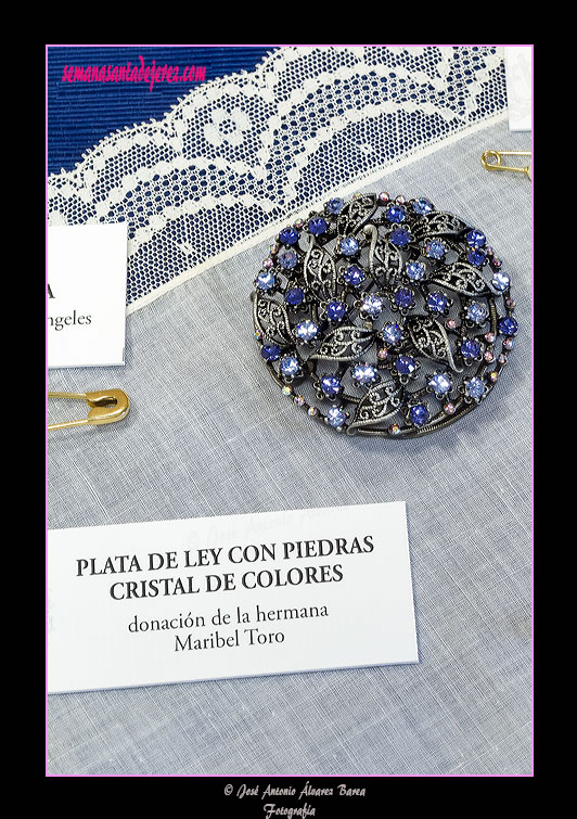 Broche de plata de ley con piedras de cristal de colores, donación de la hermana Maribel Toro